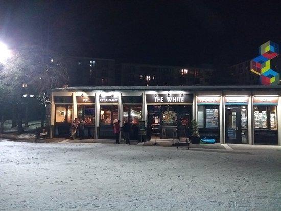 Le White Pub